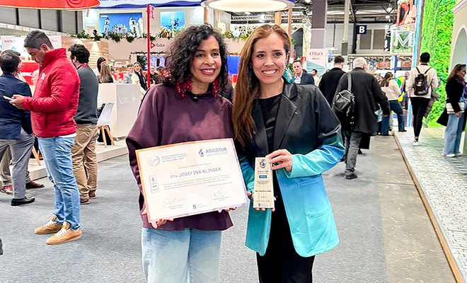 Fitur reconoce la labor de Josefina Klinger y la secretaria María Fernanda Campuzano recibe el galardón en su representación