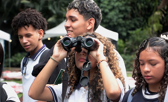 Estudiantes de Cali pajarearon en el Orquideorama durante la Colombia Birdfair