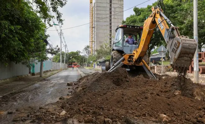 Con maquinaria en obra, la Alcaldía recupera la calle 4B en el sur de Cali