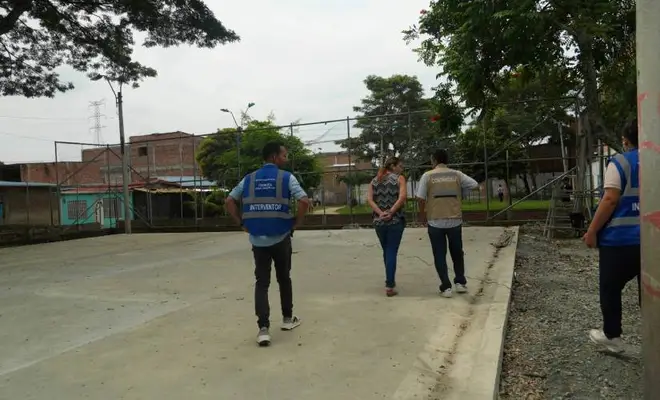 Se acerca entrega de la cancha múltiple del barrio Manuela Beltrán a la comunidad: su avance es del 97%