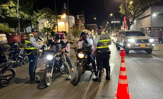 Movilidad aclara a los motociclistas que ya no es obligatorio el número de placa en el casco y el chaleco