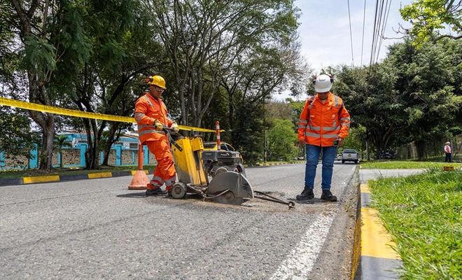 Comuna 17 mejora el estado de sus vías. Tres cuadrillas intervienen simultáneamente