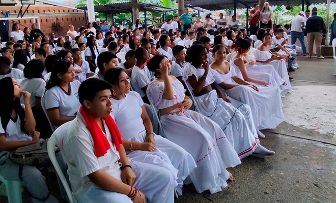 Alcaldía acompañó jornada en la que más de 1.200 estudiantes de Cali recibieron zapatos nuevos para ir a sus colegios