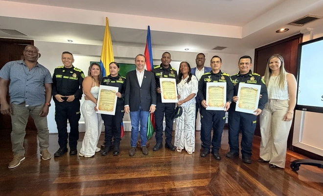 Alcalde Alejandro Eder condecora a cinco policías que evitaron un nuevo atentado terrorista en Cali