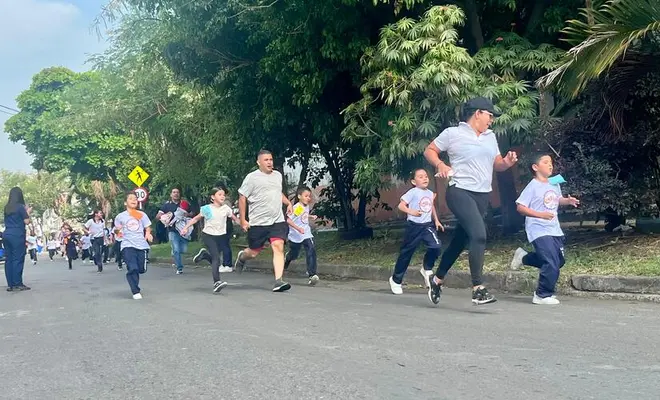 Cientos de estudiantes recorrieron el barrio Villa Colombia en la ‘III Carrera de la Mujer Villacolombiana’