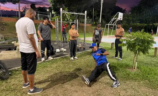 La calle se convierte en gimnasio: jóvenes de la Comuna 5 se activan con el ‘street workout’ en el Polideportivo Dakota