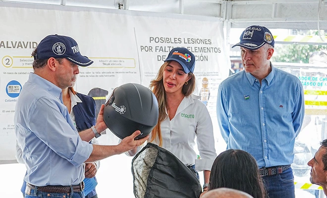 Alcalde Alejandro Eder lidera entrega de cascos a motociclistas para salvar vidas en las vías