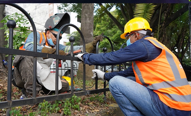Con nuevas rejas ornamentales se recuperan los separadores viales de Cali