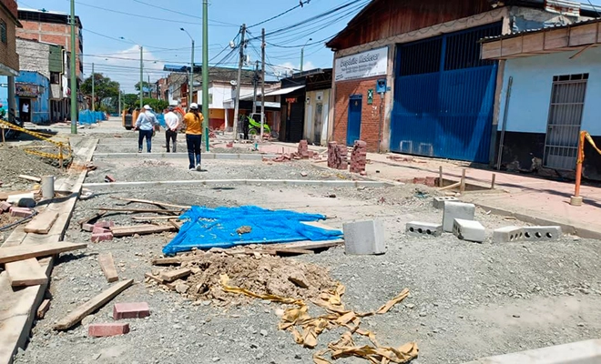 Conductor invade obra del Barrio Obrero haciendo caso omiso a cerramientos: EDRU