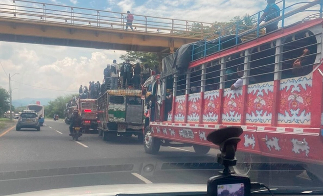 Aplican sanciones a ‘chivas’ que ingresaron a Cali, por incumplimiento de normas de tránsito