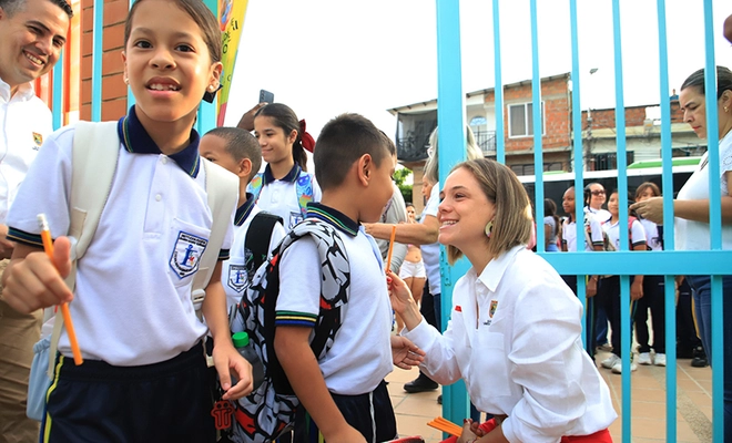 ¡De la ‘Escuelita de Lata’ a ‘Megacolegio’!  Cali estrena la nueva planta física de la sede Pablo Neruda en la Comuna 16