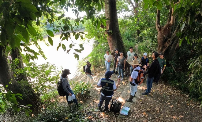 El jarillón del río Cauca se convirtió en un aula abierta para estudiantes de Planeación Territorial de la Universidad de San Buenaventura