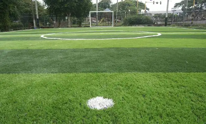 Cali acelera la recuperación de sus canchas sintéticas: El Vallado y Nueva Floresta ya muestran nueva cara