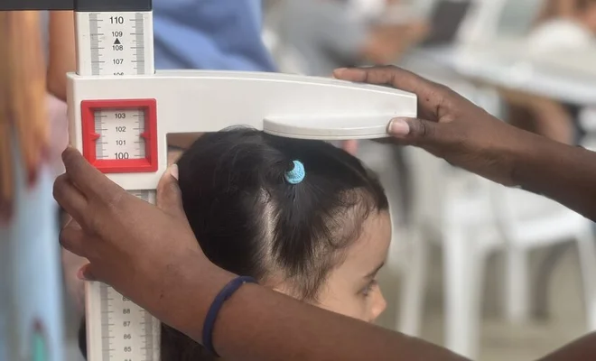 Alcaldía de Alejandro Eder siembra esperanza para salvar la niñez: 350 familias ya reciben apoyo contra la desnutrición infantil