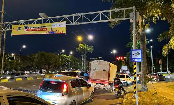 Cali avanza hacia una movilidad más segura con la instalación de temporizadores semafóricos