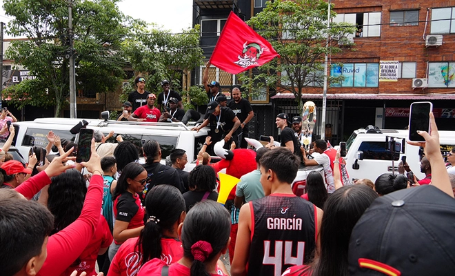 Espectacular recibimiento de los caleños a su equipo Toros del Valle luego de coronarse campeón de la Liga de Baloncesto