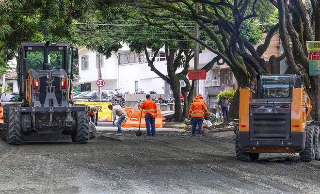 La Alcaldía instala base granular para pavimentar calles en el sector de La Flora