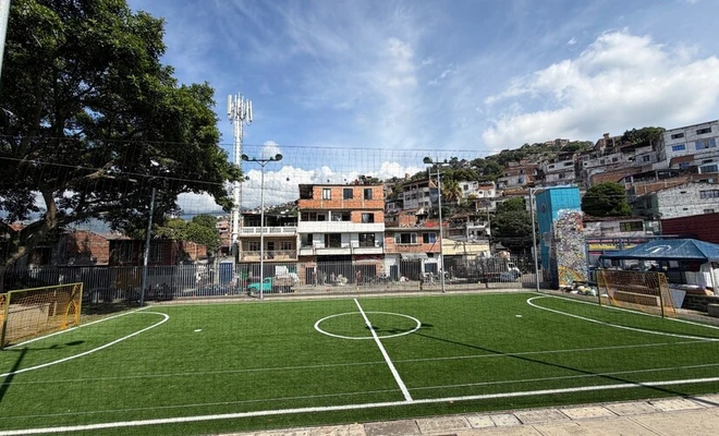 Cancha sintética de La Horqueta fue recuperada: el 23 de junio será entregada por la Alcaldía de Cali a la comunidad