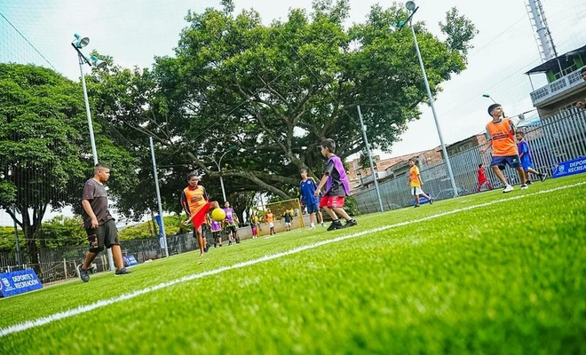 Alcaldía de Cali recuperó y entregó la cancha sintética del parque La Horqueta