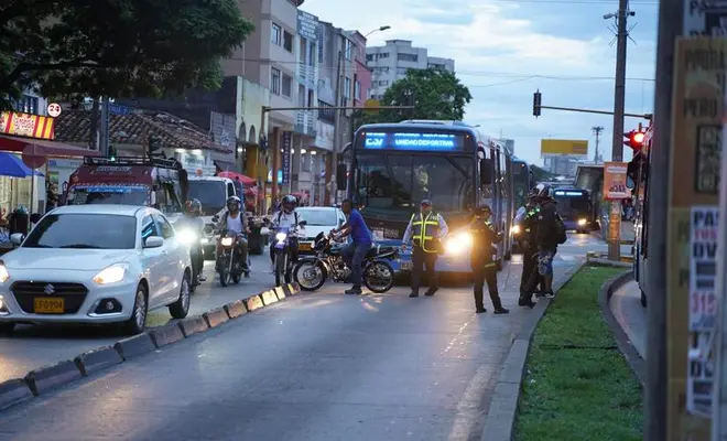 Se intensifican los controles para evitar la invasión del carril exclusivo del MIO y fortalecer la seguridad vial