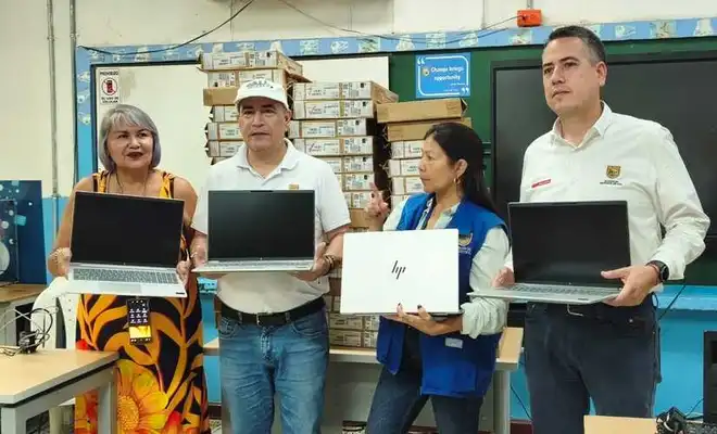 Gobierno de Alejandro Eder entregó 92 computadores nuevos en la Comuna 1: más tecnología y equidad para la educación pública