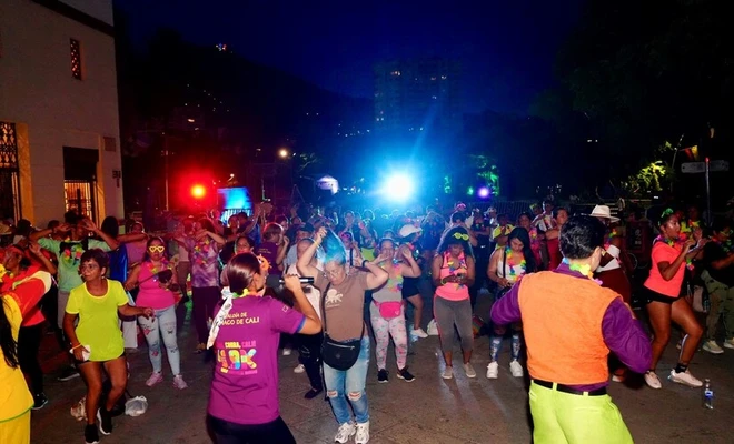 En vísperas de su cumpleaños, Cali vivió una noche de aerorrumba, actividad física y colores neón en el Bulevar del Río