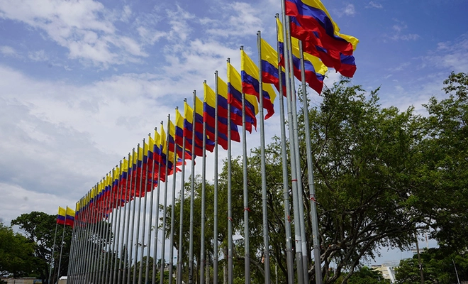 Cali engalana sus espacios públicos con la bandera de Colombia para la posesión presidencial
