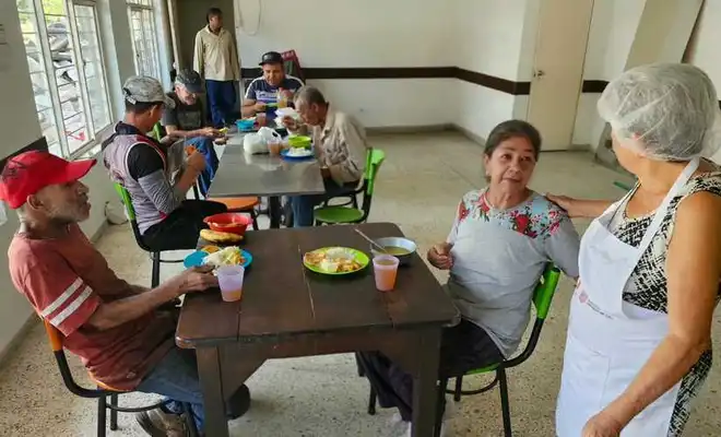 La sazón del amor y la esperanza se sirve en el barrio Boyacá: así opera el comedor comunitario de “Mamá Lucy” en la comuna 11 de Cali