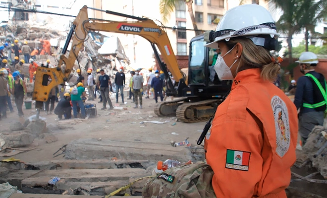 Los ‘Topos’ mexicanos ya están en Cali trabajando en la búsqueda de sobrevivientes del terremoto