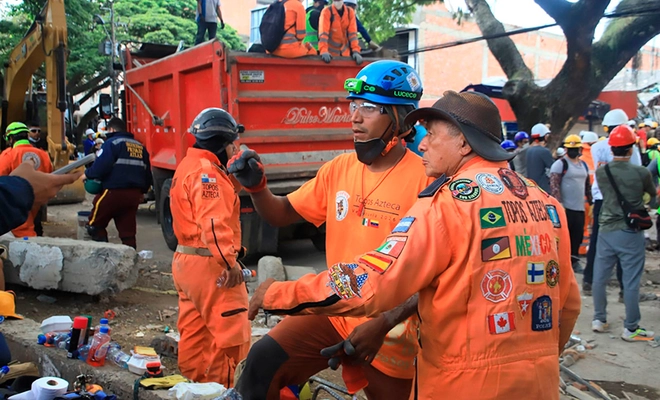 Mexican “Topos” are already in Cali working on the search for earthquake survivors