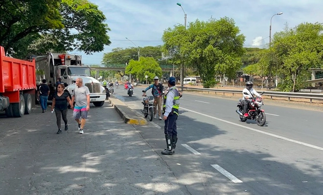 Reguladores de tránsito, brindan apoyo solidario en medio de la emergencia