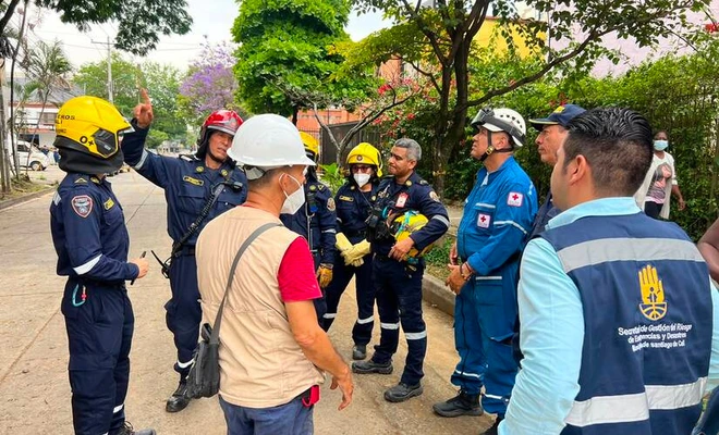Bomberos y Cruz Roja extraen 13 cilindros de gas de un edificio con riesgo de colapso en Los Cámbulos