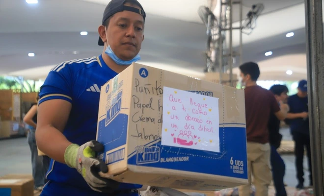 Llegaron donaciones cargadas con frases de esperanza y resiliencia