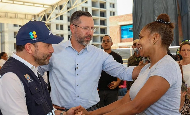 Cali entrega las primeras cuatro soluciones de vivienda a familias damnificadas por el terremoto