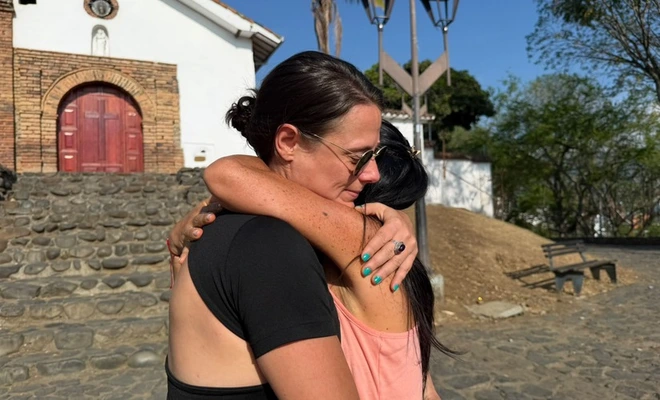 Dos extranjeras, un abrazo y las campanas de San Antonio para recordar tras un mes del terremoto