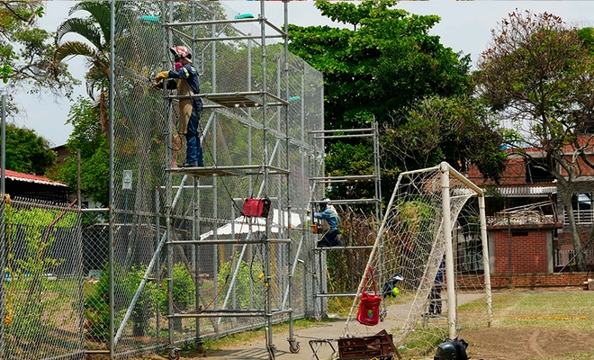 Unidad Recreativa del barrio 12 de Octubre recibió una buena mano en su pantalla y juegos infantiles