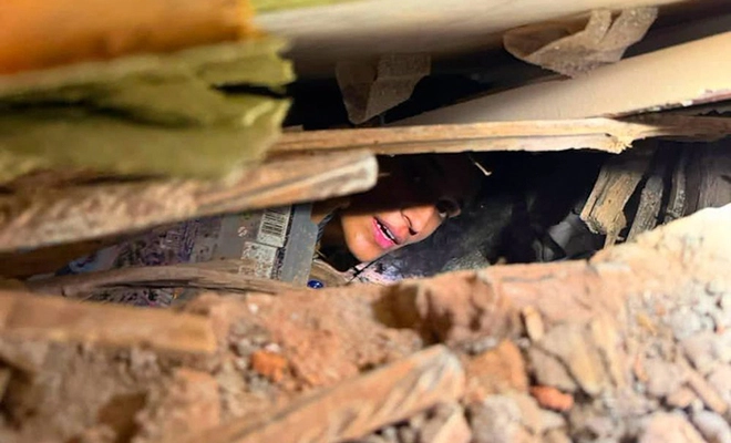 Hace un mes, luego del terremoto, un bombero bogotano y una víctima caleña protagonizaron ‘la foto de la vida’