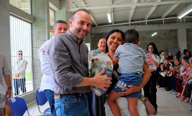 Alianza con empresas estadounidenses moviliza 1700 mercados para familias afectadas por el sismo en Cali
