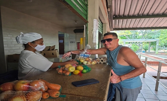 Secretaría de Educación acompaña la entrega de la Canasta PAE en Casa para garantizar una alimentación de calidad a estudiantes