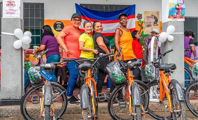 Con la entrega de 100 bicicletas a mujeres cuidadoras, la Semana de la Movilidad Sostenible se acerca a su cierre