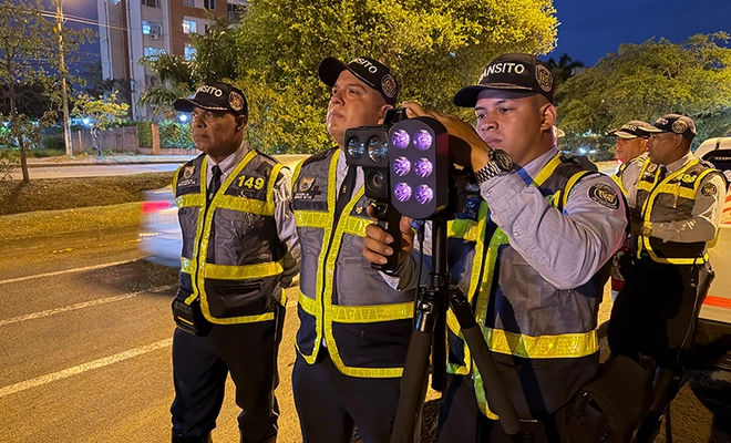Con equipo de última tecnología, Cali fortalece los controles nocturnos de velocidad para proteger la vida en las vías