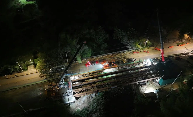 ¡Un hito para la Avenida Cañasgordas! Completado el izaje de las cinco vigas del puente sobre el río Pance