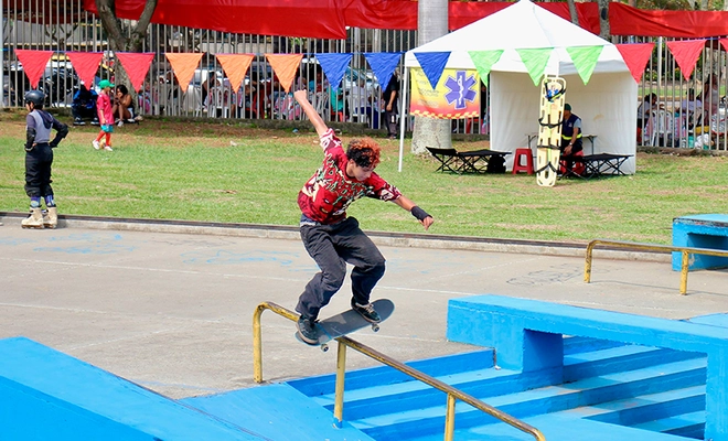 El programa ‘Vértigo’ reunió a 100 deportistas en un encuentro de ‘Skate y Roller Freestyle’