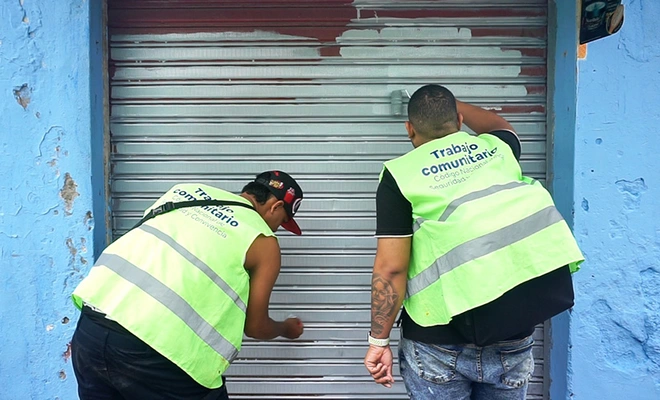 Infractores del Código de Policía se ponen la camiseta por Cali: pintan y ayudan a transformar el barrio Sucre