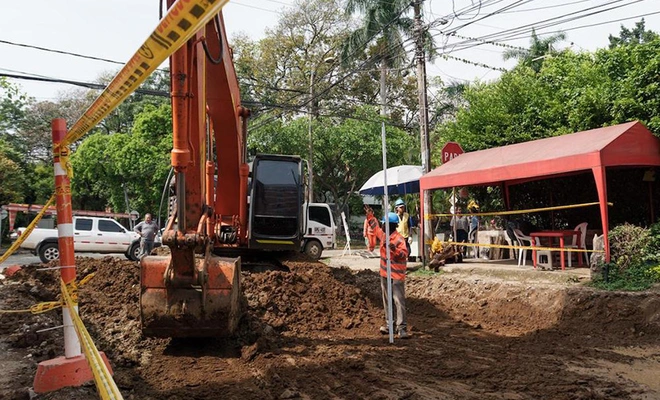 Alcaldía de Cali pavimenta vías que estaban “a medias” en el barrio Santa Anita; cinco tramos serán reparados con concreto rígido
