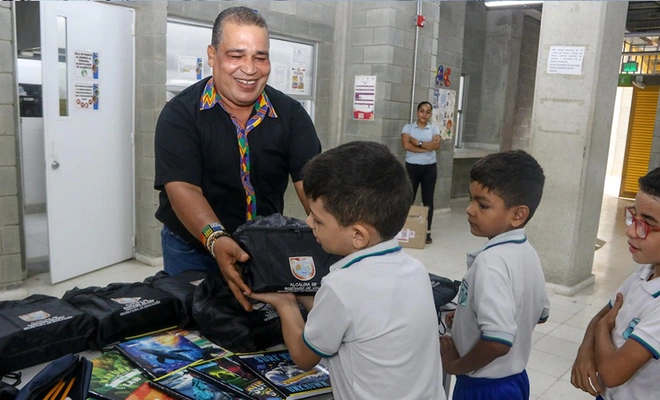 Secretaría de Educación entregó 144 paquetes escolares a estudiantes de la Institución Educativa El Diamante