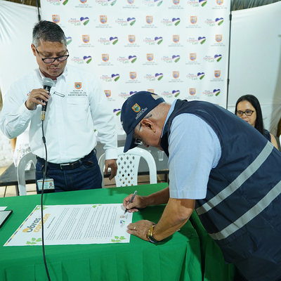 Gobierno caleño y residentes de la comuna 19, firman acuerdo para renovación de vías