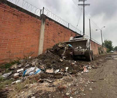 Con recolección de escombros arrojados en el espacio público se busca contener propagación del dengue