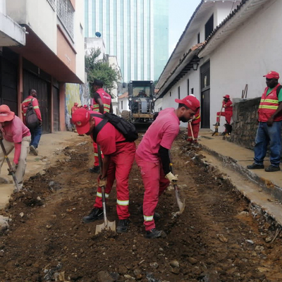Rehabilitan Calle de la Gallera con el grupo operativo de Infraestructura