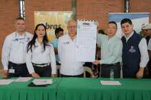 Alcaldía de Cali y residentes de la comuna 8, firman acuerdo para rehabilitación de vías